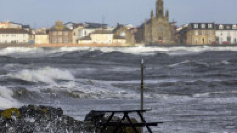 Furtuna Kathleen face ravagii în arhipelagul britanic. Sute de curse aeriene au fost anulate, iar circulația a devenit imposibilă în zonele de coastă, din cauza valurilor uriașe. FOTO: Profimedia Images | Poza 5 din 10
