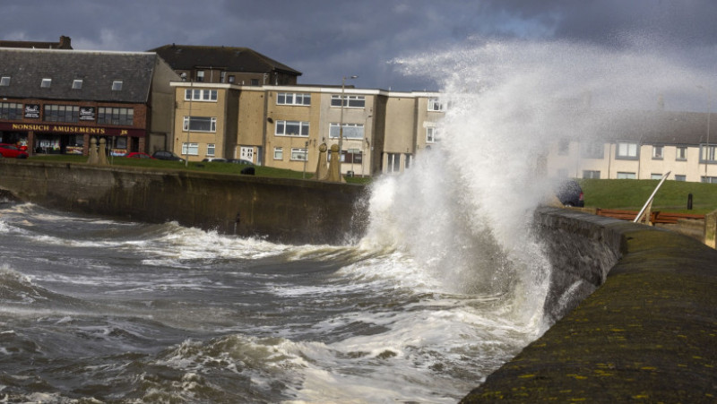 Furtuna Kathleen face ravagii în arhipelagul britanic. Sute de curse aeriene au fost anulate, iar circulația a devenit imposibilă în zonele de coastă, din cauza valurilor uriașe. FOTO: Profimedia Images