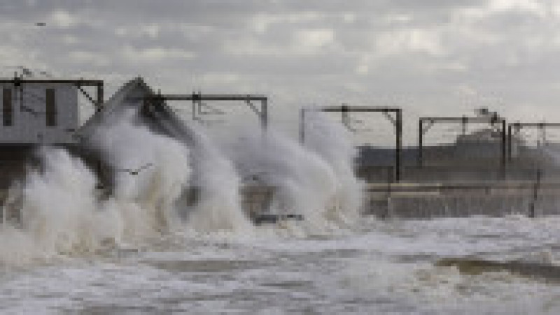 Furtuna Kathleen face ravagii în arhipelagul britanic. Sute de curse aeriene au fost anulate, iar circulația a devenit imposibilă în zonele de coastă, din cauza valurilor uriașe. FOTO: Profimedia Images | Poza 9 din 10