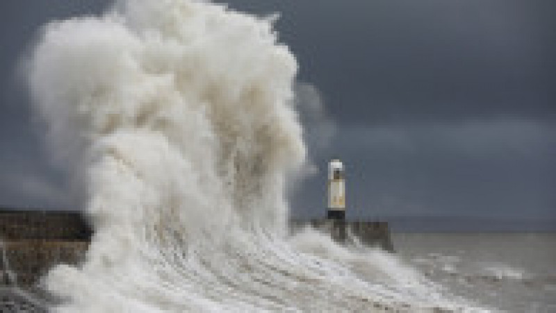 Furtuna Kathleen face ravagii în arhipelagul britanic. Sute de curse aeriene au fost anulate, iar circulația a devenit imposibilă în zonele de coastă, din cauza valurilor uriașe. FOTO: Profimedia Images | Poza 10 din 10
