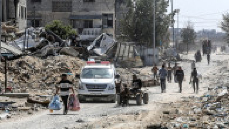 Palestinienii care s-au întors în Khan Younis după ce trupele israeliene s-au retras din oraș au găsit dărâmături și clădiri distruse. FOTO: Profimedia Images | Poza 18 din 20