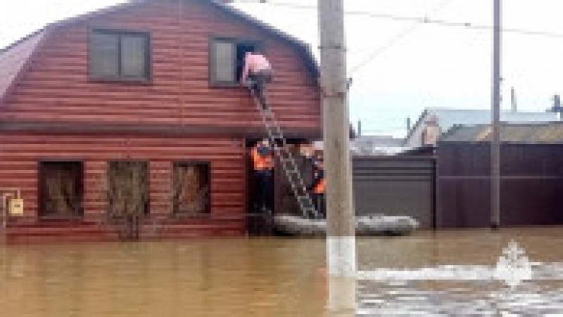 Rusia a evacuat deja mii de persoane în ultimele zile din cauza inundaţiilor, în special în regiunea Orenburg, la graniţa cu Kazahstanul. FOTO: Profimedia Images | Poza 3 din 9