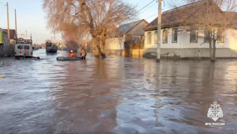 Rusia a evacuat deja mii de persoane în ultimele zile din cauza inundaţiilor, în special în regiunea Orenburg, la graniţa cu Kazahstanul. FOTO: Profimedia Images