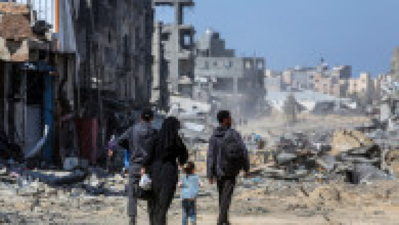 Palestinienii care s-au întors în Khan Younis după ce trupele israeliene s-au retras din oraș au găsit dărâmături și clădiri distruse. FOTO: Profimedia Images | Poza 4 din 20