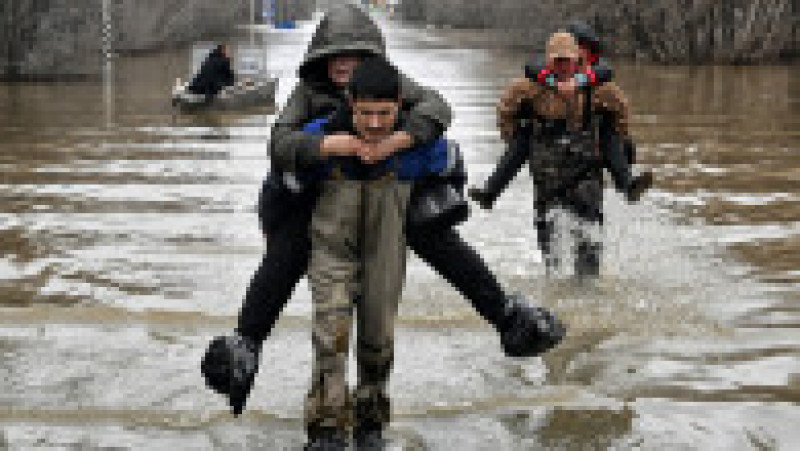 Rusia a evacuat deja mii de persoane în ultimele zile din cauza inundaţiilor, în special în regiunea Orenburg, la graniţa cu Kazahstanul. FOTO: Profimedia Images | Poza 7 din 9