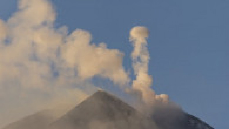 Cercuri de fum aproape perfecte ies din Vulcanul Etna şi oferă un adevărat spectacol. Foto: Profimedia | Poza 6 din 11