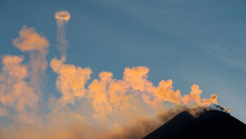 Cercuri de fum aproape perfecte ies din Vulcanul Etna şi oferă un adevărat spectacol. Foto: Profimedia