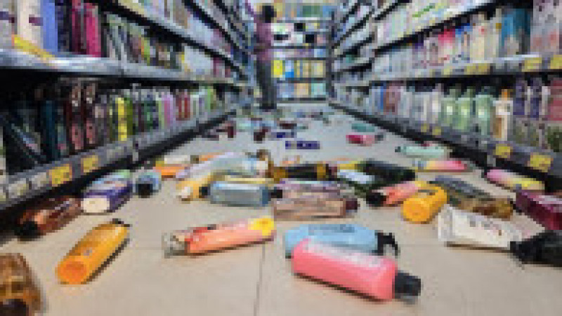 Cutremur de 7,4 în Taiwan. Oameni blocaţi după ce 26 de clădiri s-au prăbuşit. 9 răniţi pe o autostradă. Alerte de tsunami în trei țări. FOTO: Profimedia Images | Poza 19 din 23