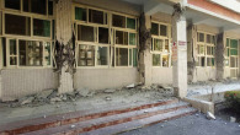 Cutremur de 7,4 în Taiwan. Oameni blocaţi după ce 26 de clădiri s-au prăbuşit. 9 răniţi pe o autostradă. Alerte de tsunami în trei țări. FOTO: Profimedia Images | Poza 16 din 23