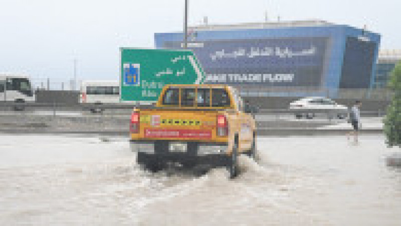 În Dubai, a plouat în 12 ore cât într-un an. FOTO: Profimedia Images | Poza 9 din 20