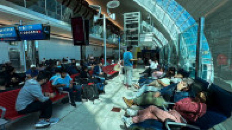 Pasageri așteaptă în Aeroportul Internațional din Dubai (Emiratele Arabe Unite). Foto: Profimedia Images | Poza 16 din 46