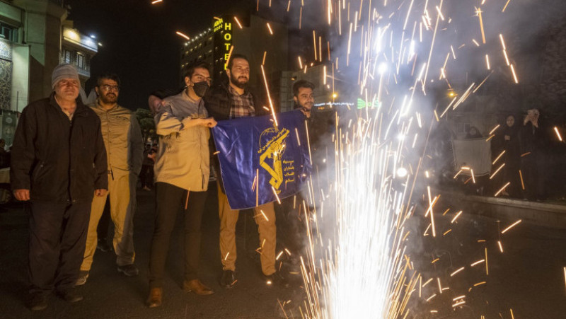 Mii de iranieni au ieşit duminică dimineaţă pe străzile din Iran, în semn de susţinere pentru atacul fără precedent cu drone şi rachete împotriva Israelului. FOTO: Profimedia Images