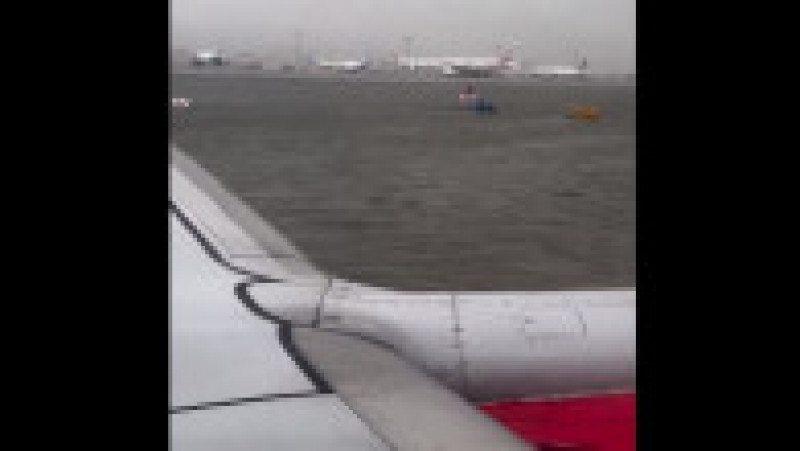 Operaţiunile de pe Aeroportul Internaţional Dubai (DXB) au fost suspendate marţi timp de 25 de minute din cauza unei furtuni puternice. FOTO: X | Poza 21 din 34