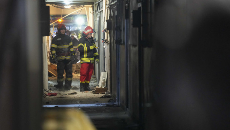 Etajul unui bloc din Craiova s-a prăbușit după o explozie puternică. FOTO: INQUAM PHOTOS 