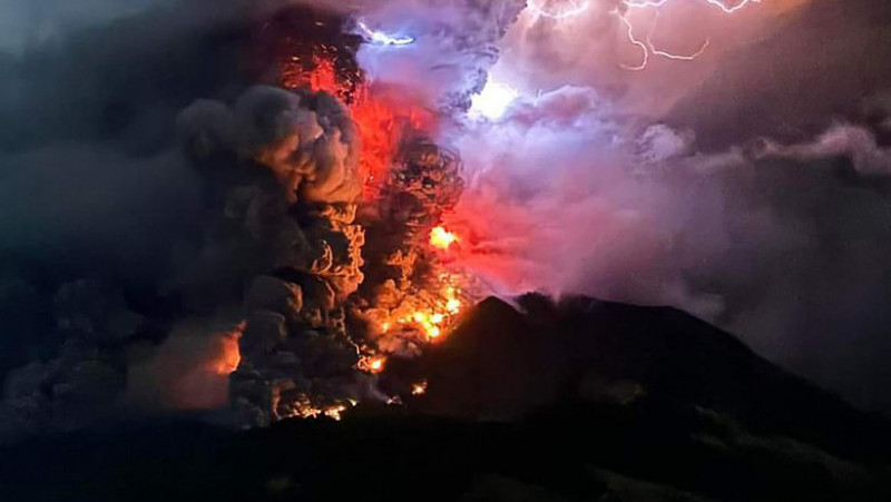 Vulcanul Ruang din Indonezia a erupt. FOTO: Profimedia Images