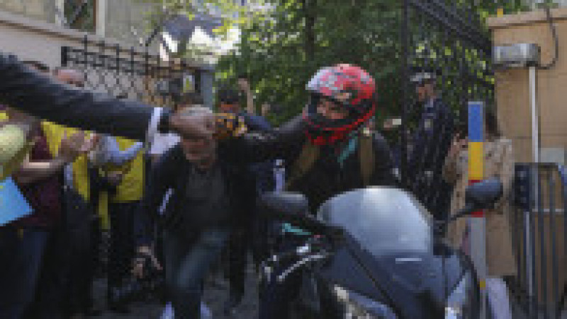 Burduja a ajuns la eveniment pe motocicletă, echipat corespunzător, în aplauzele liberalilor prezenți. FOTO: Inquam Photos/ George Călin | Poza 4 din 6