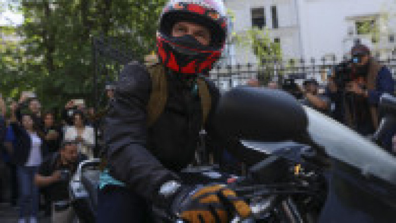 Burduja a ajuns la eveniment pe motocicletă, echipat corespunzător, în aplauzele liberalilor prezenți. FOTO: Inquam Photos/ George Călin | Poza 5 din 6