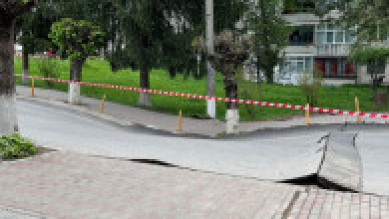 Strada 23 August din Slănic Prahova s-a prăbușit. Sursa foto: phonline.ro | Poza 4 din 7