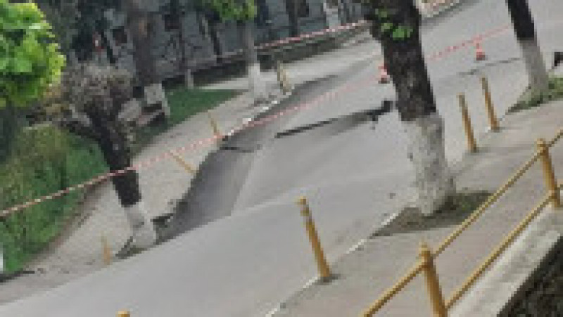 Strada 23 August din Slănic Prahova s-a prăbușit. Sursa foto: phonline.ro | Poza 2 din 7