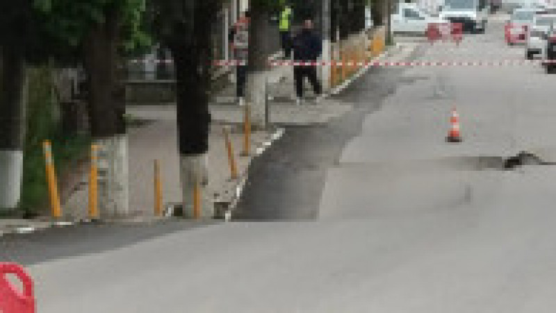 Strada 23 August din Slănic Prahova s-a prăbușit. Sursa foto: phonline.ro | Poza 3 din 7