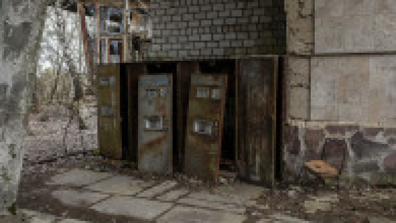 Accidentul nuclear de la Cernobîl a avut loc pe 26 aprilie 1986, la ora locală 01:23. El a fost cauzat de o explozie a centralei nucleare din oraşul ucrainean Pripeat, iar zona apropiată catastrofei a fost contaminată radioactiv. Un nor radioactiv a ajuns în partea de vest a Uniunii Sovietice, Europa şi în estul Americii de Nord. Ţările care au fost afectate cel mai mult de catastrofă au fost Ucraina, Belarus şi Rusia. Foto: Profimedia Images | Poza 19 din 31