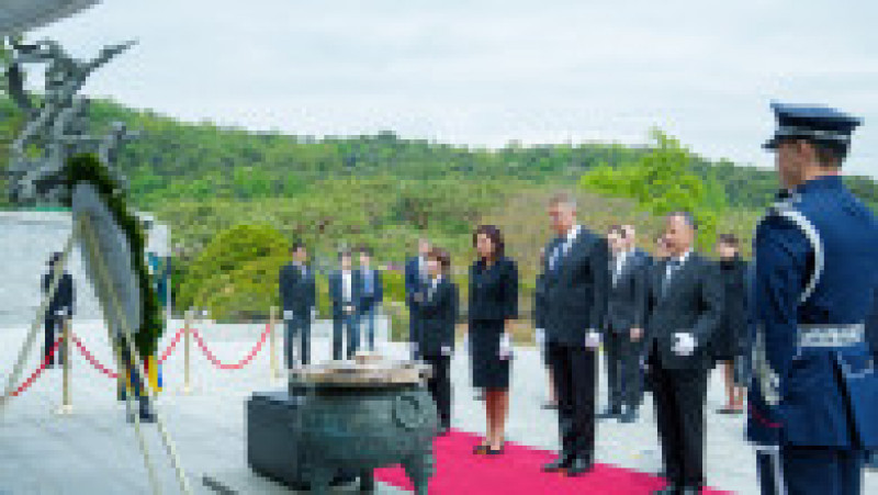 Şeful statului a depus o coroană de flori la Cimitirul Naţional din Seul. Foot: Administrația Prezidențială | Poza 16 din 18