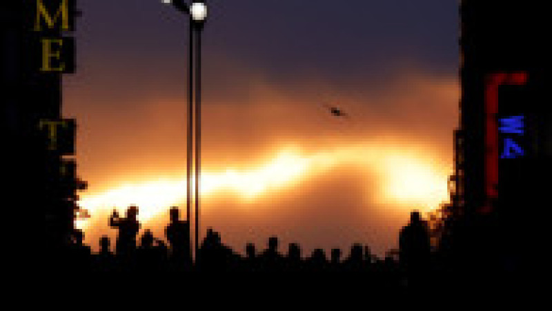 Mii de new-yorkezi s-au oprit cu telefoanele și camerele în mâini, pe trotuare, poduri și chiar în mijlocul drumului, ca să fotografieze cel mai frumos apus de soare, supranumit „Manhattanhenge”. FOTO Profimedia Images | Poza 1 din 15