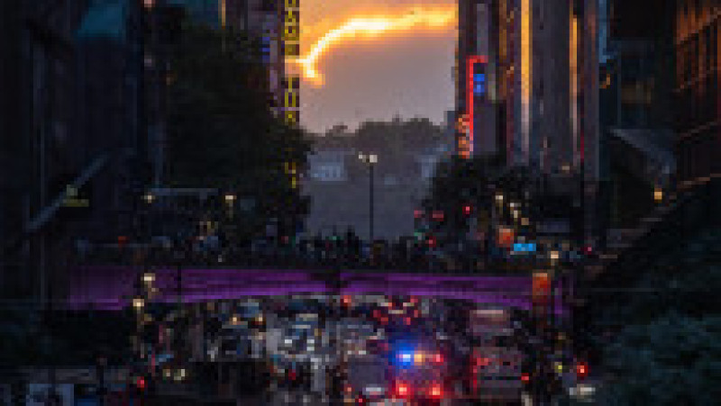 Mii de new-yorkezi s-au oprit cu telefoanele și camerele în mâini, pe trotuare, poduri și chiar în mijlocul drumului, ca să fotografieze cel mai frumos apus de soare, supranumit „Manhattanhenge”. FOTO Profimedia Images | Poza 3 din 15