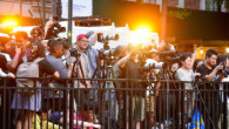 Mii de new-yorkezi s-au oprit cu telefoanele și camerele în mâini, pe trotuare, poduri și chiar în mijlocul drumului, ca să fotografieze cel mai frumos apus de soare, supranumit „Manhattanhenge”. FOTO Profimedia Images | Poza 15 din 15
