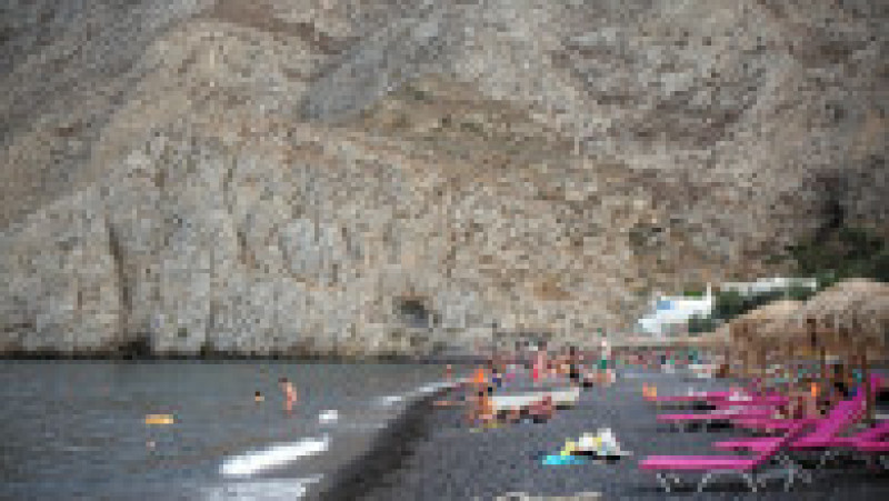 Topul celor mai bune plaje din Grecia. În imagine Kamari Beach, Santorini. FOTO: Profimedia Images | Poza 5 din 13