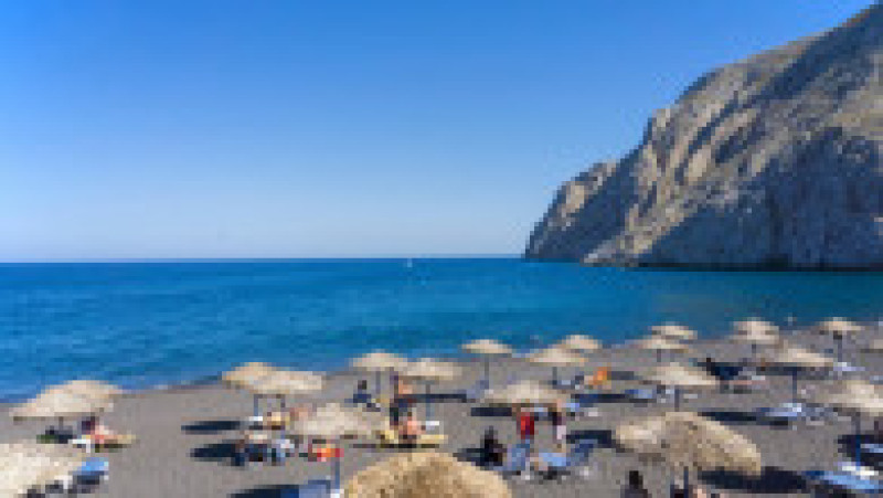 Topul celor mai bune plaje din Grecia. În imagine Kamari Beach, Santorini. FOTO: Profimedia Images | Poza 7 din 13