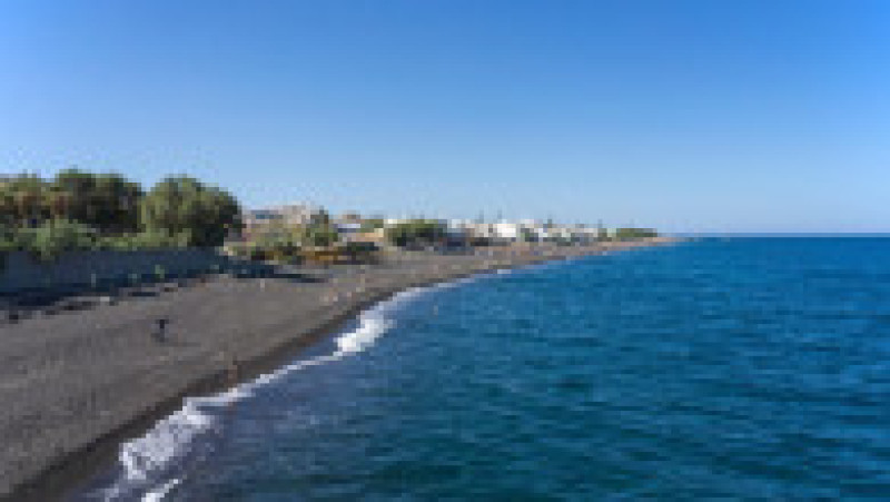 Topul celor mai bune plaje din Grecia. În imagine Kamari Beach, Santorini. FOTO: Profimedia Images | Poza 3 din 13