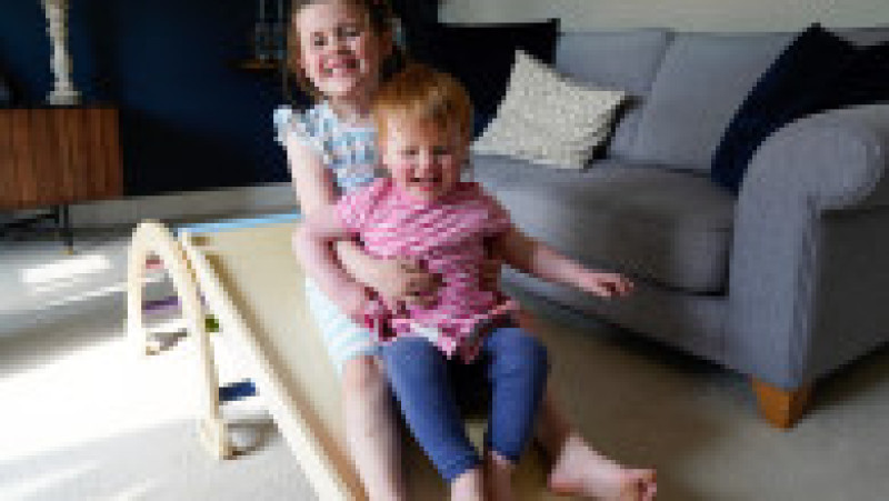 Opal Sandy, în vârstă de 18 luni, s-a născut complet surdă din cauza unei afecţiuni numite neuropatie auditivă. Foto: Profimedia Images | Poza 3 din 5