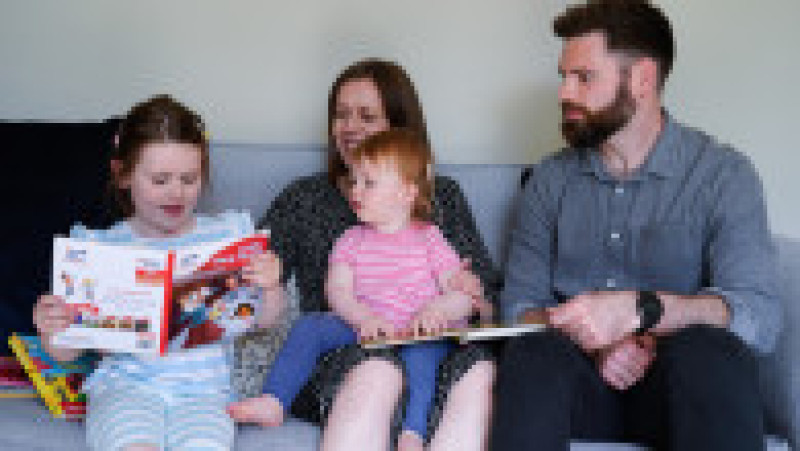 Opal Sandy, în vârstă de 18 luni, s-a născut complet surdă din cauza unei afecţiuni numite neuropatie auditivă. Foto: Profimedia Images | Poza 5 din 5