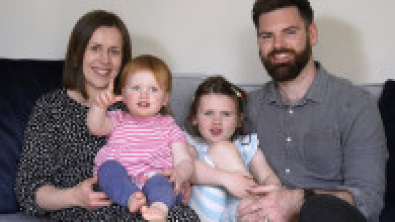 Opal Sandy, în vârstă de 18 luni, s-a născut complet surdă din cauza unei afecţiuni numite neuropatie auditivă. Foto: Profimedia Images | Poza 1 din 5