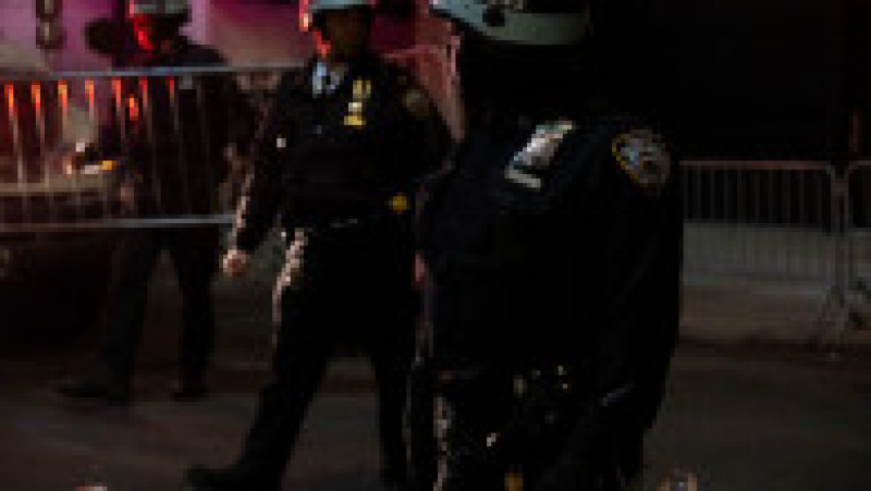 Poliția din New York a intervenit în forță la Universitatea Columbia, care a ajuns epicentrul protestelor față de războiul din Fâșia Gaza care au cuprins campusurile americane. FOTO: Profimedia Images | Poza 16 din 16