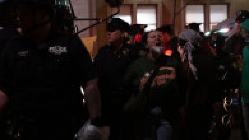Poliția din New York a intervenit în forță la Universitatea Columbia, care a ajuns epicentrul protestelor față de războiul din Fâșia Gaza care au cuprins campusurile americane. FOTO: Profimedia Images | Poza 13 din 16