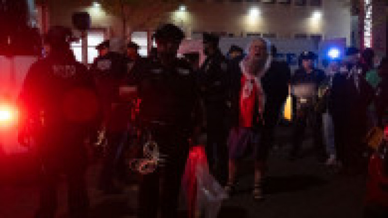 Poliția din New York a intervenit în forță la Universitatea Columbia, care a ajuns epicentrul protestelor față de războiul din Fâșia Gaza care au cuprins campusurile americane. FOTO: Profimedia Images | Poza 10 din 16