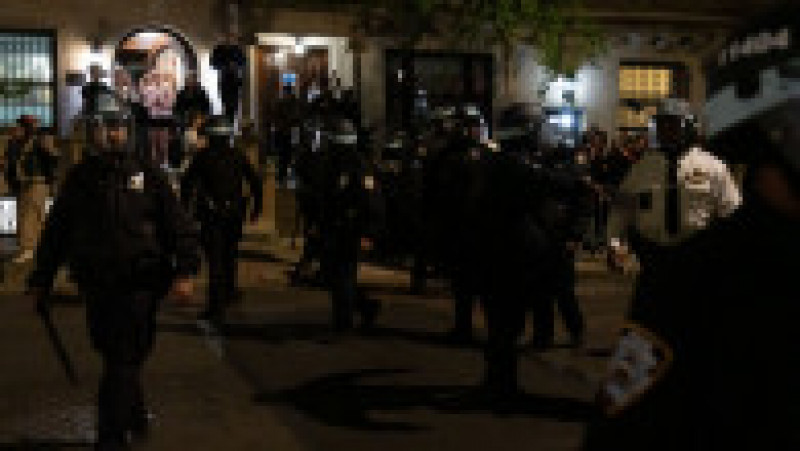 Poliția din New York a intervenit în forță la Universitatea Columbia, care a ajuns epicentrul protestelor față de războiul din Fâșia Gaza care au cuprins campusurile americane. FOTO: Profimedia Images | Poza 12 din 16