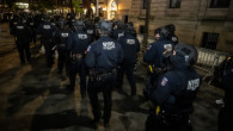 Poliția din New York a intervenit în forță la Universitatea Columbia, care a ajuns epicentrul protestelor față de războiul din Fâșia Gaza care au cuprins campusurile americane. FOTO: Profimedia Images | Poza 4 din 16