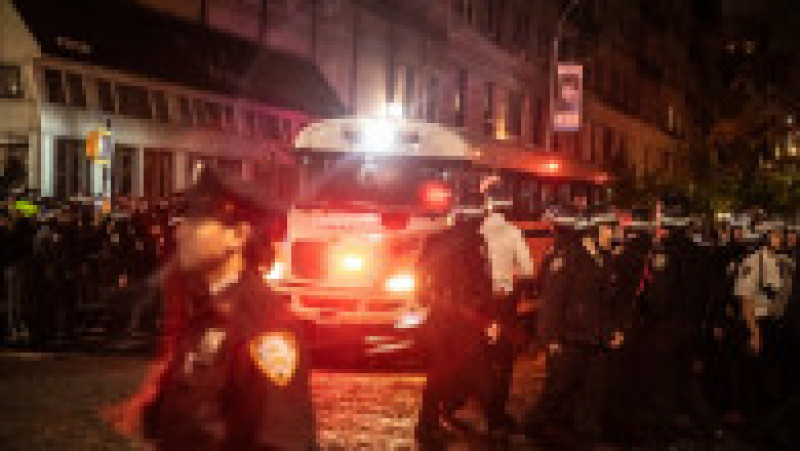 Poliția din New York a intervenit în forță la Universitatea Columbia, care a ajuns epicentrul protestelor față de războiul din Fâșia Gaza care au cuprins campusurile americane. FOTO: Profimedia Images | Poza 5 din 16