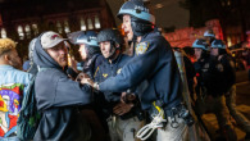 Poliția din New York a intervenit în forță la Universitatea Columbia, care a ajuns epicentrul protestelor față de războiul din Fâșia Gaza care au cuprins campusurile americane. FOTO: Profimedia Images | Poza 6 din 16