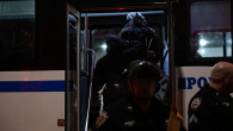 Poliția din New York a intervenit în forță la Universitatea Columbia, care a ajuns epicentrul protestelor față de războiul din Fâșia Gaza care au cuprins campusurile americane. FOTO: Profimedia Images | Poza 8 din 16