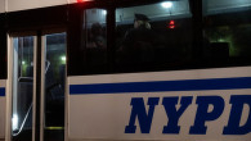 Poliția din New York a intervenit în forță la Universitatea Columbia, care a ajuns epicentrul protestelor față de războiul din Fâșia Gaza care au cuprins campusurile americane. FOTO: Profimedia Images | Poza 9 din 16