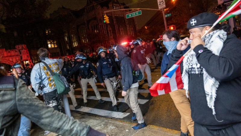 Poliția din New York a intervenit în forță la Universitatea Columbia, care a ajuns epicentrul protestelor față de războiul din Fâșia Gaza care au cuprins campusurile americane. FOTO: Profimedia Images