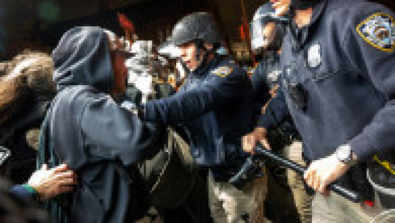 Poliția din New York a intervenit în forță la Universitatea Columbia, care a ajuns epicentrul protestelor față de războiul din Fâșia Gaza care au cuprins campusurile americane. FOTO: Profimedia Images | Poza 2 din 16