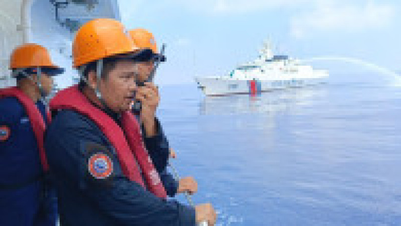 O navă chineză atacă Paza de Coastă filipineză cu tunuri cu apă. Foto: Philippine Coast Guard/ Facebook | Poza 3 din 6