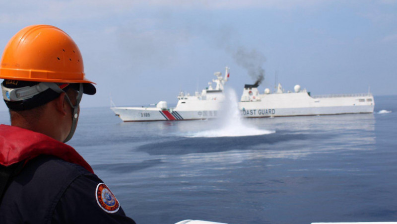 O navă chineză atacă Paza de Coastă filipineză cu tunuri cu apă. Foto: Philippine Coast Guard/ Facebook