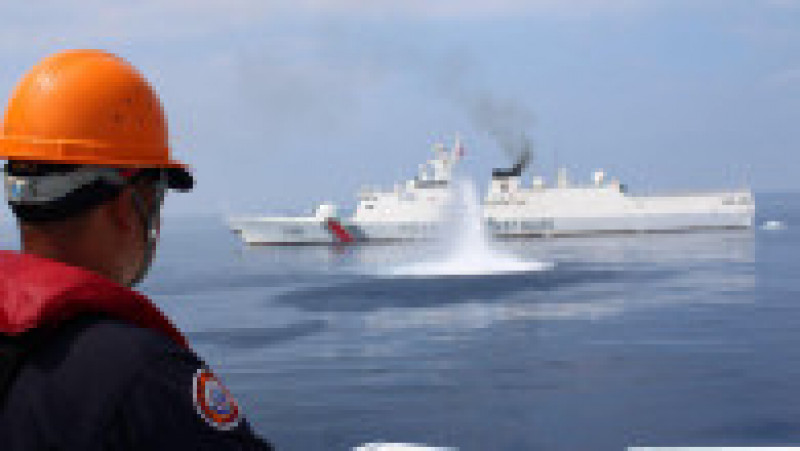 O navă chineză atacă Paza de Coastă filipineză cu tunuri cu apă. Foto: Philippine Coast Guard/ Facebook | Poza 1 din 6