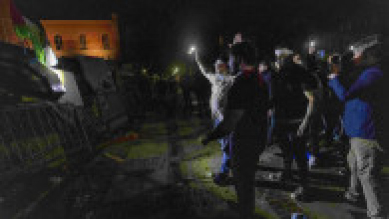 Violențe în campusuri din SUA. Studenții pro-palestinieni au ridicat baricade, poliția a intervenit în forță. FOTO: Profimedia Images | Poza 12 din 14